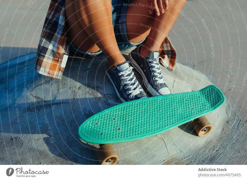 Ruhige afroamerikanische Frau mit Penny Board auf der Straße Lochrasterplatte Sommer Skater cool tausendjährig trendy ruhig Hipster sonnig ethnisch Beton