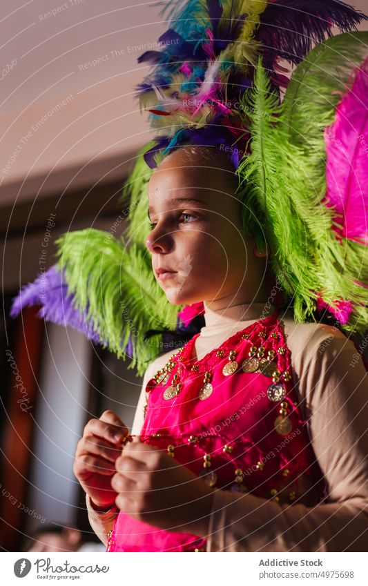 Kleines Mädchen im Karnevalskostüm Tracht sprechen Make-up Kopfbedeckung Feder farbenfroh Kind Tradition Glamour Feiertag Mode Accessoire Stil hell Maskerade