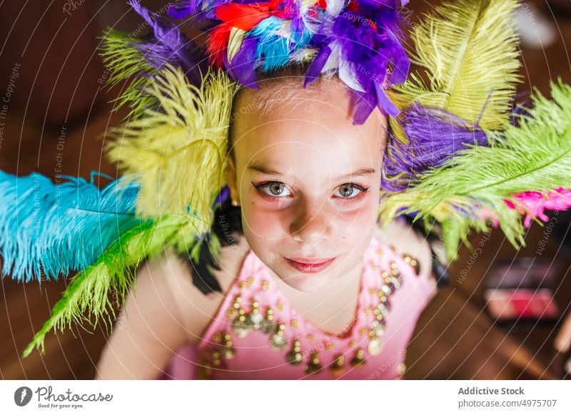 Kleines Mädchen im Karnevalskostüm Tracht sprechen Make-up Kopfbedeckung Feder farbenfroh Kind Tradition Glamour Feiertag Mode Accessoire Stil hell Maskerade