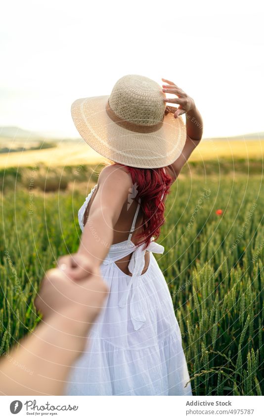 Anonyme Frau hält mit der Hand geliebte Ernte auf einem Feld mir folgen Geliebter Händchenhalten Partnerschaft Liebe romantisch Porträt feminin Zusammensein