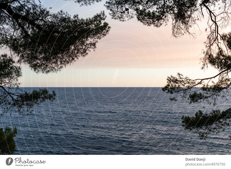 Adriatisches Meer in Petrovac na Moru, in Montenegro adriatisch Adriaküste Hintergrund Balkan Strand schön blau Ast Stadt Petrovac Klippe Cloud Wolken Küste