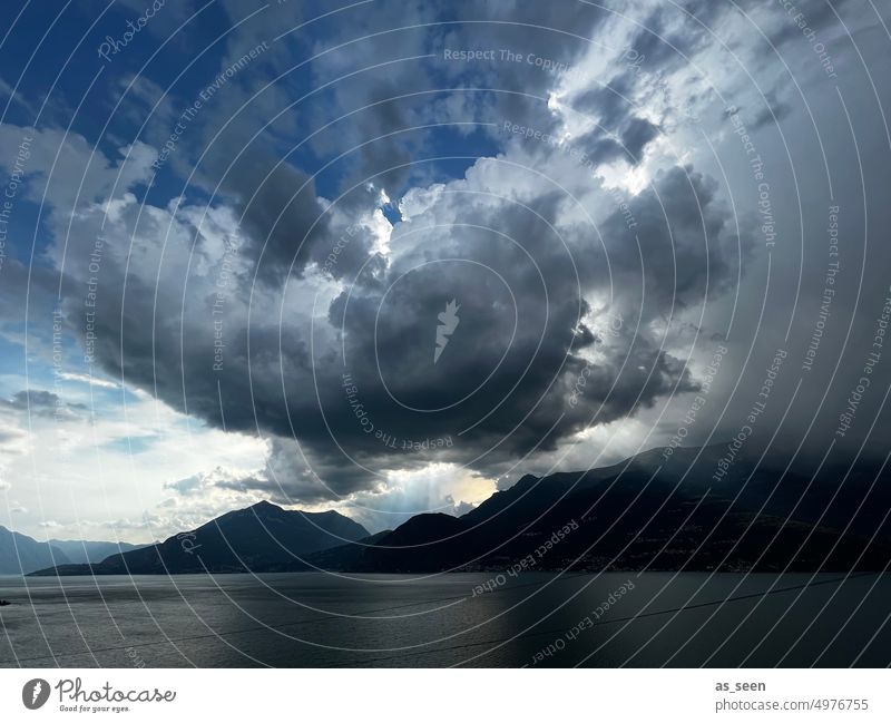 Unwetter über dem Comer See Gewitter Wolken Außenaufnahme Himmel Natur Landschaft Menschenleer Wasser Gewitterwolken Wetter Regen bedrohlich dunkel Licht