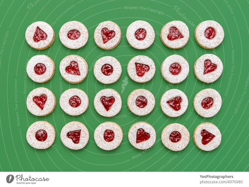 Linzer Weihnachtsplätzchen von oben auf grünem Hintergrund. ausgerichtet Österreicher gebacken Biskuit Weihnachten Farbe Konditorei Cookies Küche Dezember