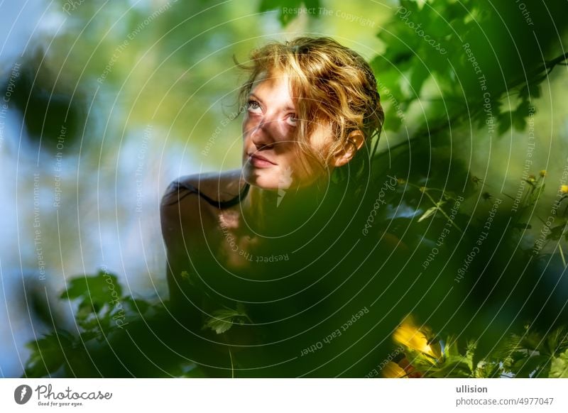 verträumt aussehende junge sexy Frau Mädchen, mit großen Augen und nassen Haaren in der Sommersonne am See, Kopie Raum Blick große Augen Behaarung Sonne