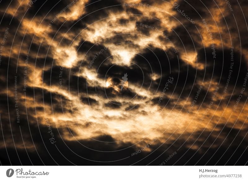 Finsterer Wolkenhimmel Dramatisch Himmel Außenaufnahme Natur Wetter Unwetter bedrohlich Sturm schlechtes Wetter Urelemente dunkel Wind Gewitterwolken Kontrast