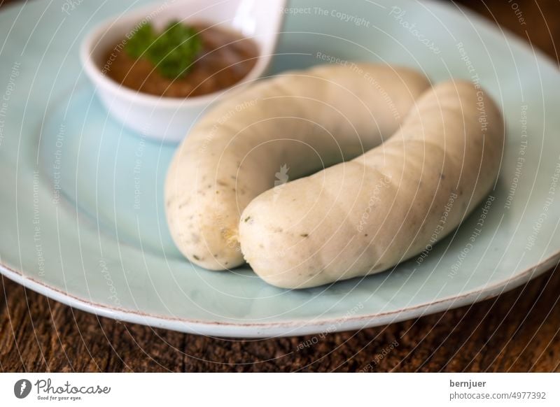 Paar bayerische Weißwürste Wurst weiß weißwurst Teller blau Nahaufnahme Brett Schneiden zwei Handtuch Frühstück Mahlzeit Essen Kalbfleisch Tradition Brezel