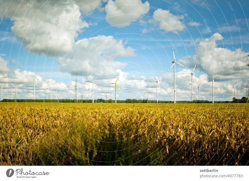 Windräder hinter Ackerfläche acker altocumulus ebene energie energiewende erneuerbare energie feld ferne haufenwolke himmel hintergrund horizont klima