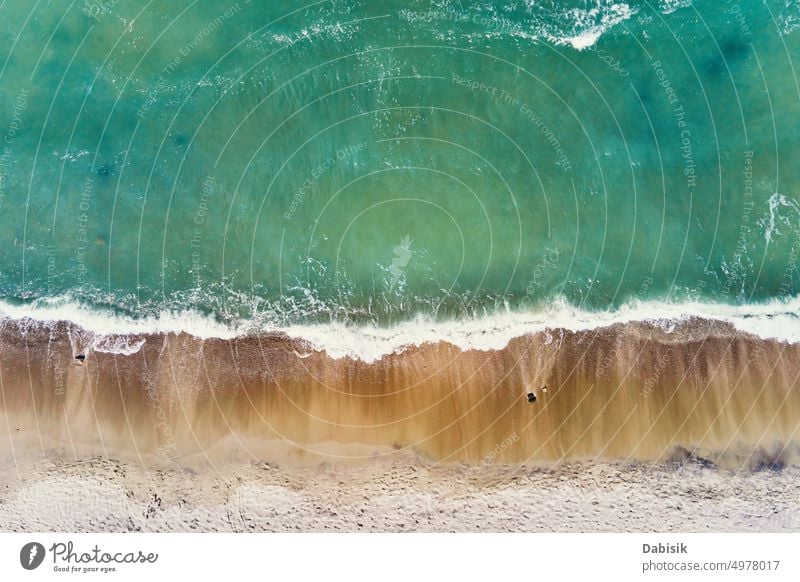 Küstenlinie mit blauen Meereswellen und Sandstrand, Ansicht von oben MEER Wellen Antenne Strand Top Wasser Hintergrund Ufer Sommer tropisch sandig Natur reisen