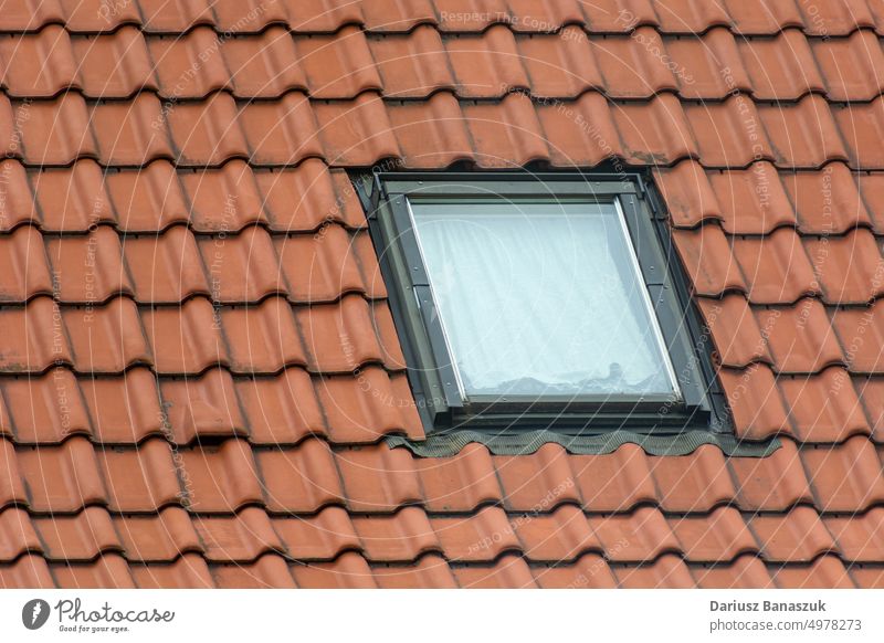 Einzelnes Fenster im braunen Mansardendach heimwärts Dach Haus Außenseite Design Struktur Konstruktion Gebäude Single Architektur Dachdecken wohnbedingt