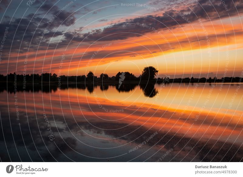 Bunte Wolken spiegeln sich nach Sonnenuntergang im Wasser Cloud Natur Himmel See Reflexion & Spiegelung Dämmerung Sonnenlicht Landschaft im Freien