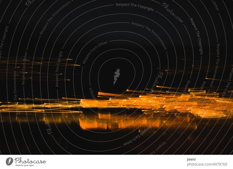 Nachtleben | am Ufer bewegen sich die Lichter dunkel Bewegung unklar unscharf Unschärfe abstrakt schemenhaft Bewegungsunschärfe verschwommen Ferne leuchten