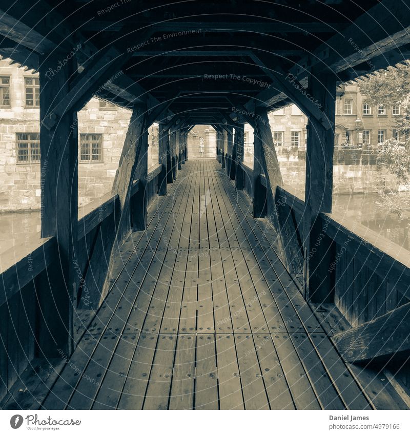 Mit Holz gedeckte Fußgängerbrücke in einem alten europäischen Stadtzentrum Brücke Steg Nutzholz Altstadt historisch Architektur Bauwerk Nürnberg Wahrzeichen