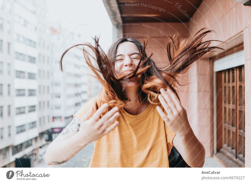 Junge Frau lächelnd, lachend und winken Haare mit Händen suchen camera.Fresh College Student nervös und aufgeregt für neue Universität, Unterricht und house.Starting Ära und Lebensstil in der Stadt, Generation z