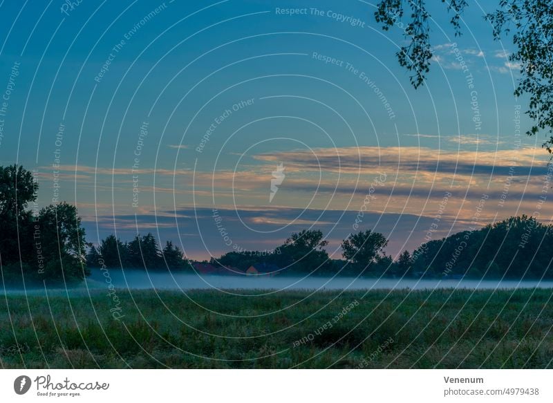 Sonnenaufgang mit ein wenig Nebel auf der Wiese im Sommer in Deutschland am Rande der Kleinstadt Luckenwalde Tagesanbruch Winter Saison Himmelserscheinung