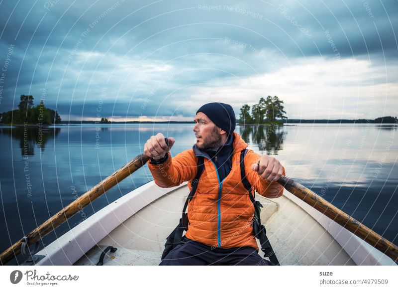 R wie … René rudert ruhig rechts rum Mann Ein Mann allein Rudern Boot Bootsfahrt See Schweden Ruderboot Wasser Außenaufnahme Ferien & Urlaub & Reisen Landschaft