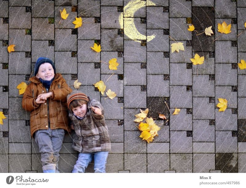 Sternstunde Freizeit & Hobby Kinderspiel Mensch Kleinkind Geschwister Bruder Freundschaft 2 1-3 Jahre 3-8 Jahre Kindheit Nachthimmel Mond Herbst Blatt Lächeln