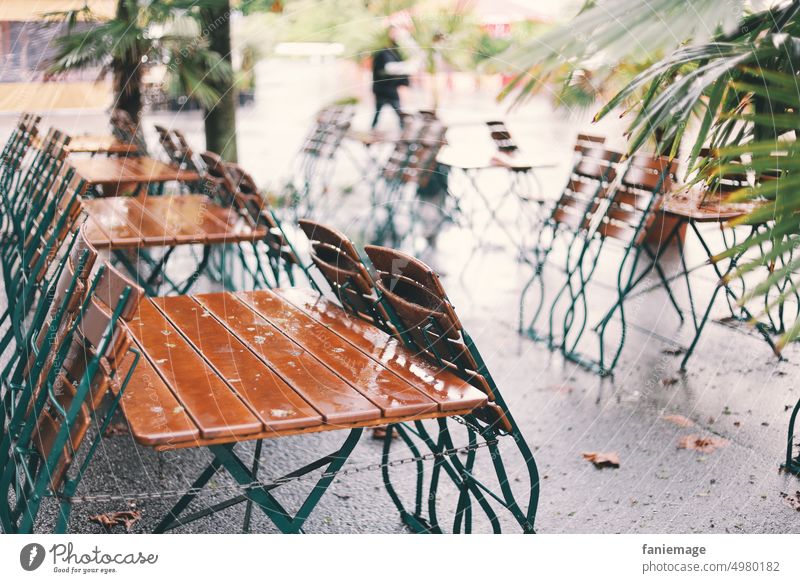 Der Sommer ist vorbei. herbst regnerisch terrasse feuchter nass nasskalt herbstlich Regen Regenwetter Café Restaurant draußen sitzen Bregenz Mistwetter