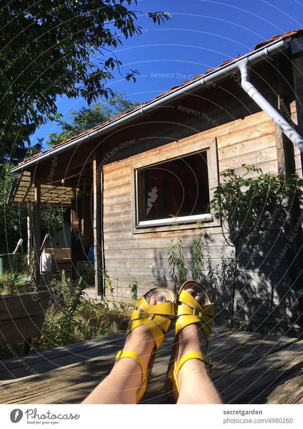 Lazy Day Schrebergarten Füsse Sandalen Sommer entspannend nackt Holzhaus Holzhütte Außenaufnahme Farbfoto Ferien & Urlaub & Reisen Füße Hütte Sommerurlaub