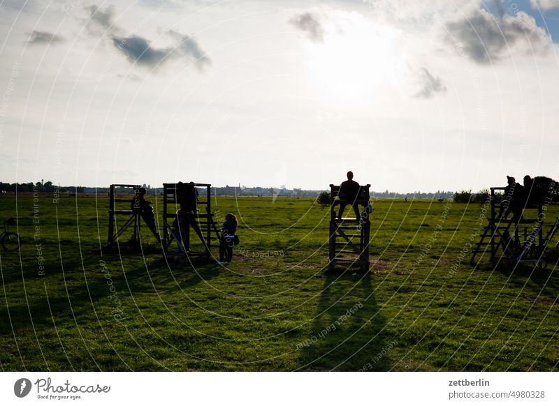 Sonnenunterganh am Tempelhofer Feld aussicht berlin blenden blendend ferne flugbahn flughafen flugplatz freiheit gegenlicht himmel horizont menschenleer