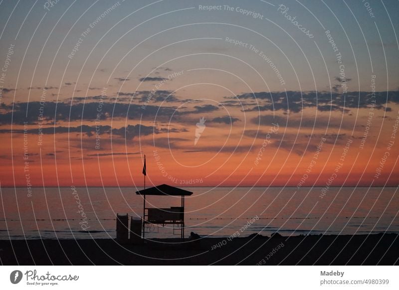 Silhouette eines Hochsitz nach Sonnenuntergang am Strand von Inkumu am Schwarzen Meer bei Bartin an der Schwarzmeerküste in der Türkei sonnenuntergang inkumu