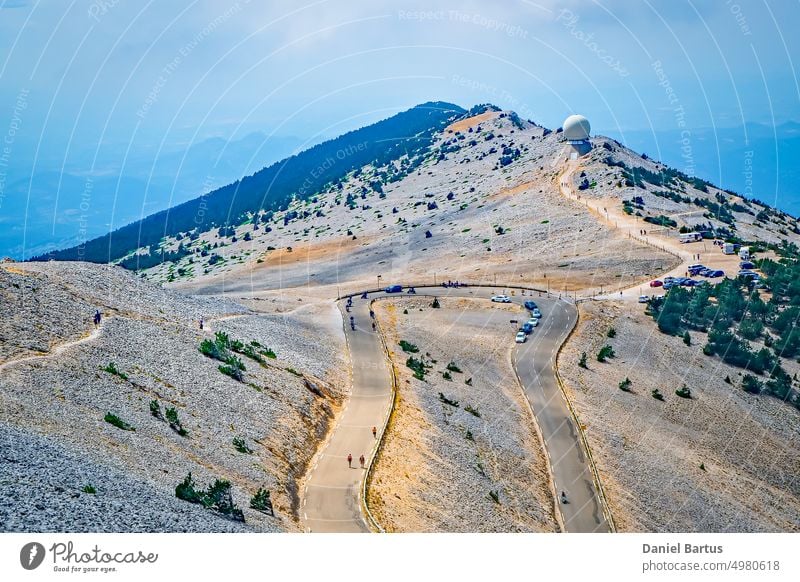 Gipfel des Mont Ventoux in der Provence, Südfrankreich. Zielbereich der Tour-de-France-Etappe Hintergrund schön blau Wolken Europa grün wandern Landschaft