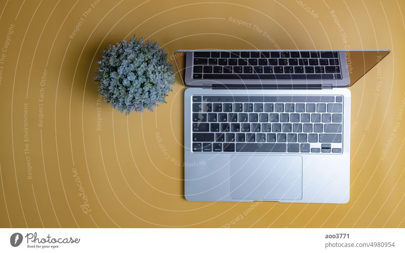 Computer-Laptop auf gelbem Hintergrund. Raum kopieren Schreibtisch Büro Kopie Overhead Technik & Technologie Hand Buchhaltung Finanzen finanziell Notebook