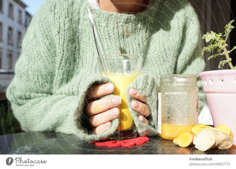 Wellbeing Kurkuma Latte Trinken Gesundheit Milch Ingwer Honig Pullover Wärme