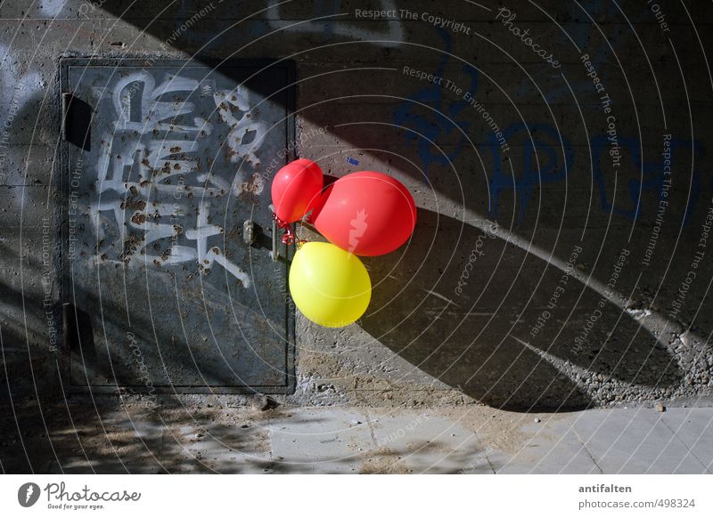 Kontrastprogramm II Freude Spielen Kinderspiel Feste & Feiern Geburtstag Stadt Stadtrand Industrieanlage Brücke Tunnel Mauer Wand Fassade Tür