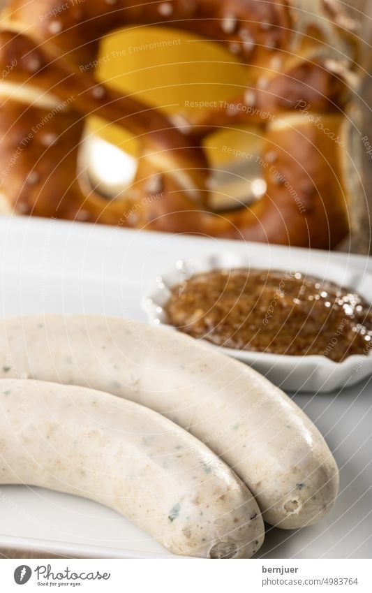 Bayerische Weißwurst auf einem Teller Fleisch Kalbfleisch süß süßer Senf weiß zwei bayerisch geschmackvoll typisch Snack lecker herzhaft Spezialität Oktoberfest