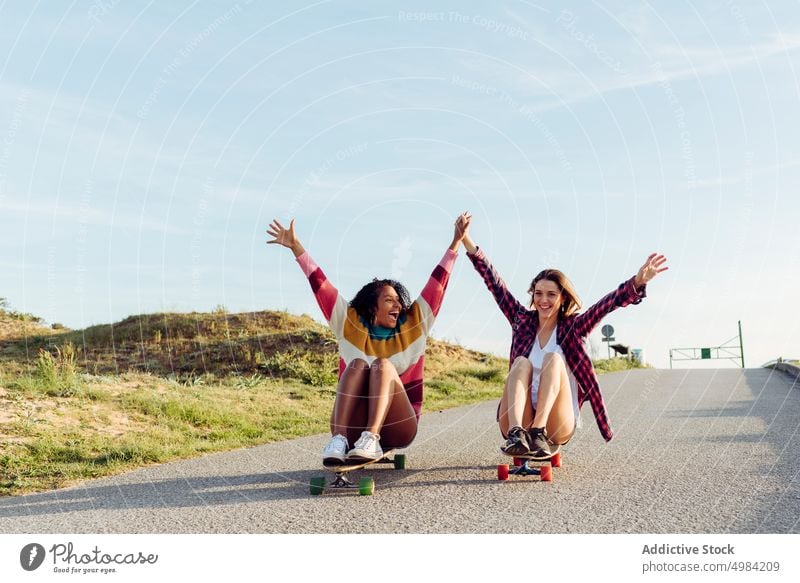 Schöne Skater üben Skateboard fahren auf der Straße Frau Spaß schön jung Holzplatte trendy stylisch Jugend Skateboarderin Lifestyle Mädchen Sommer Skateboarding