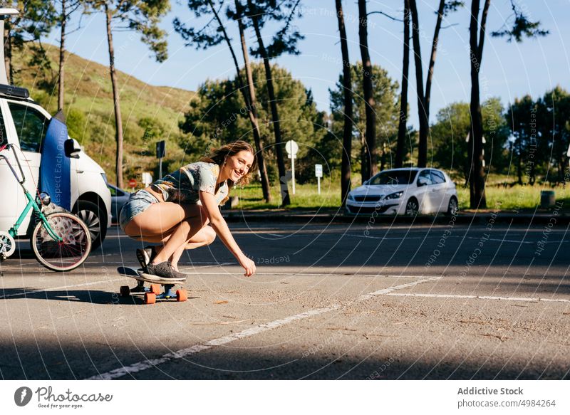 Schöne Skaterin übt Reiten Skateboard auf der Straße Frau Spaß urban schön jung Holzplatte trendy stylisch Skateboarderin Lifestyle Mädchen Sommer Skateboarding