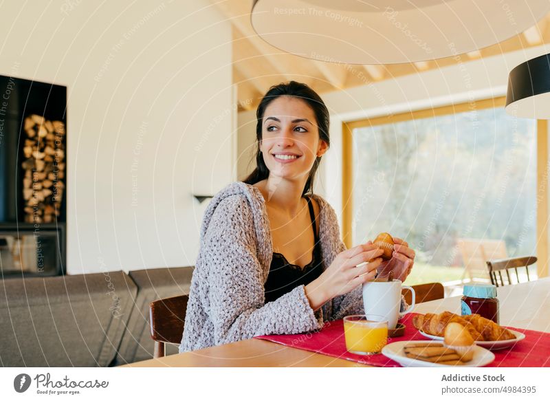 Junge Frau beim Frühstück Tasse Fenster Raum hispanisch Dame attraktiv Becher trinken jung groß schön Gericht gemütlich heimwärts ruhen sich[Akk] entspannen