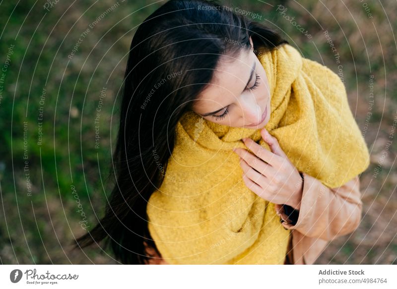 Porträt einer Frau mit geschlossenen Augen selbstbewusst Stil brünett attraktiv lässig Lifestyle Schönheit trendy Model Freiheit Freizeit im Freien Inhalt cool