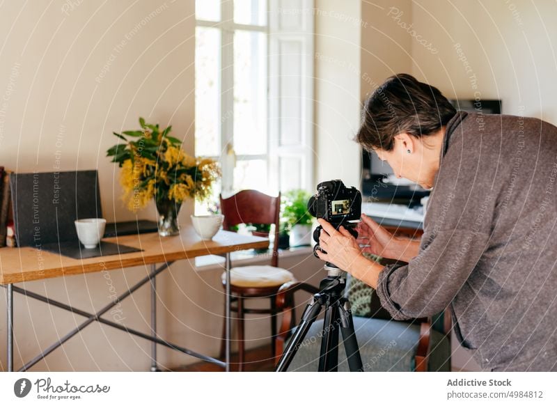 Künstlerin beim Fotografieren von Töpferwaren Handwerkerin fotografieren Fotoapparat Keramik Kunstgewerbler handgefertigt kreativ Geschirr Ton Frau Meister