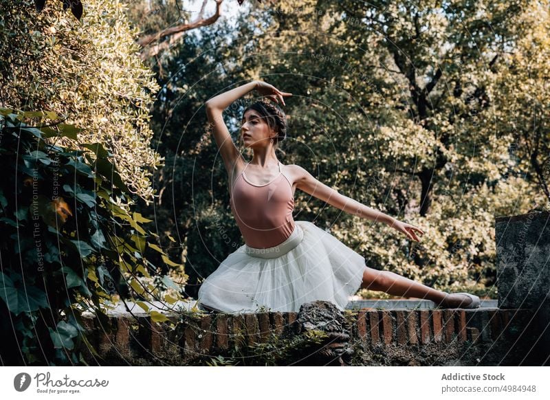 Junge Ballerina posiert im Freien Balletttänzer Straße Tanzen Kleid Frau Teenager Tänzer Künstler jung Mädchen posierend Schönheit Menschen Person Körper