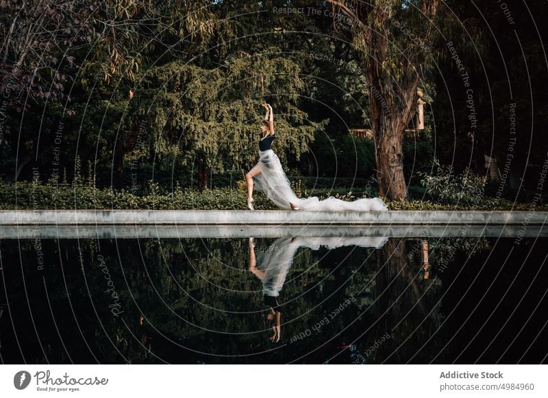 Junge Ballerina posiert am Wasser schön Porträt Imkerschleier Model Schönheit Frau jung Person Mädchen Stil attraktiv Tanzen Eleganz Kunst eine modern Kleid