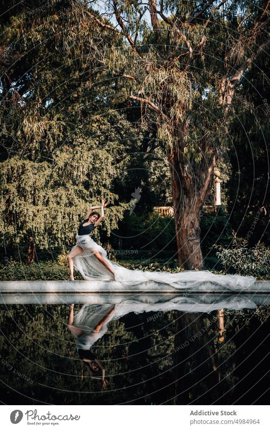 Junge Ballerina posiert am Wasser schön Porträt Imkerschleier Model Schönheit Frau jung Person Mädchen Stil attraktiv Tanzen Eleganz Kunst eine modern Kleid