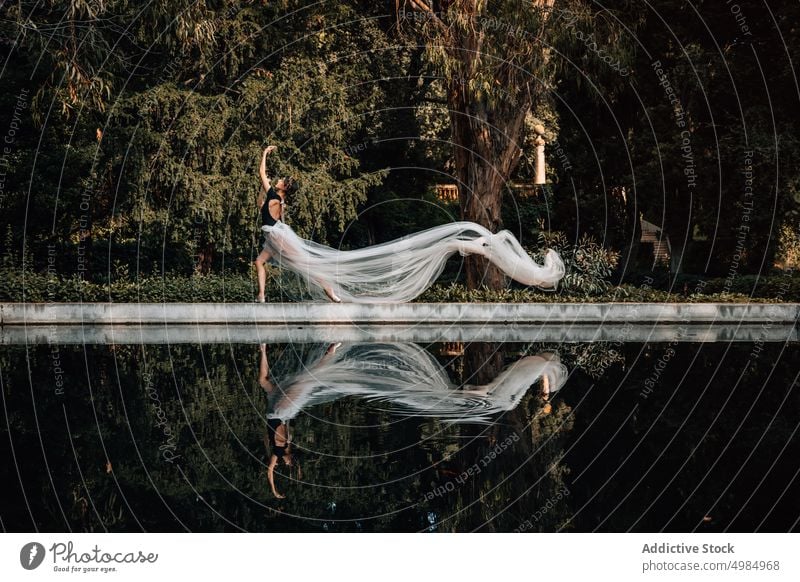 Junge Ballerina posiert am Wasser schön Porträt Imkerschleier Model Schönheit Frau jung Person Mädchen Stil attraktiv Tanzen Eleganz Kunst eine modern Kleid