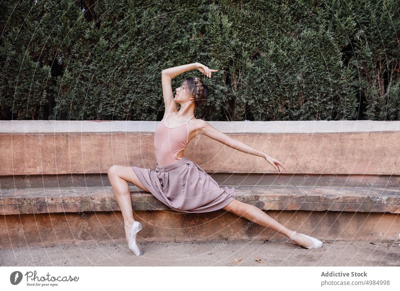 Junge Ballerina posiert im Freien Balletttänzer Straße Tanzen Kleid Frau Teenager Tänzer Künstler jung Mädchen posierend Schönheit Menschen Person Körper