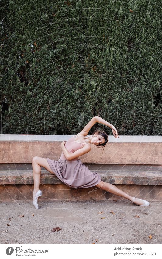 Junge Ballerina posiert im Freien Balletttänzer Straße Tanzen Kleid Frau Teenager Tänzer Künstler jung Mädchen posierend Schönheit Menschen Person Körper