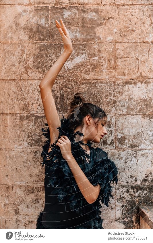 Junge Ballerina posiert mit einem schwarzen Kleid Frau Tänzer jung Schuhe Balletttänzer Menschen modern Tanzen spitze Mädchen Künstler Eleganz Klassik