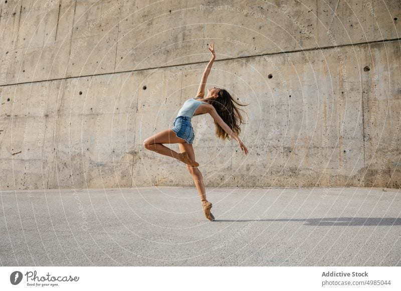 Professionelle Ballett-Tänzerin Balletttänzer Großstadt Ballerina Frau Straße Dame Tanzen Kunst Barcelona Kleid schön Schönheit jung Person Mädchen Kaukasier