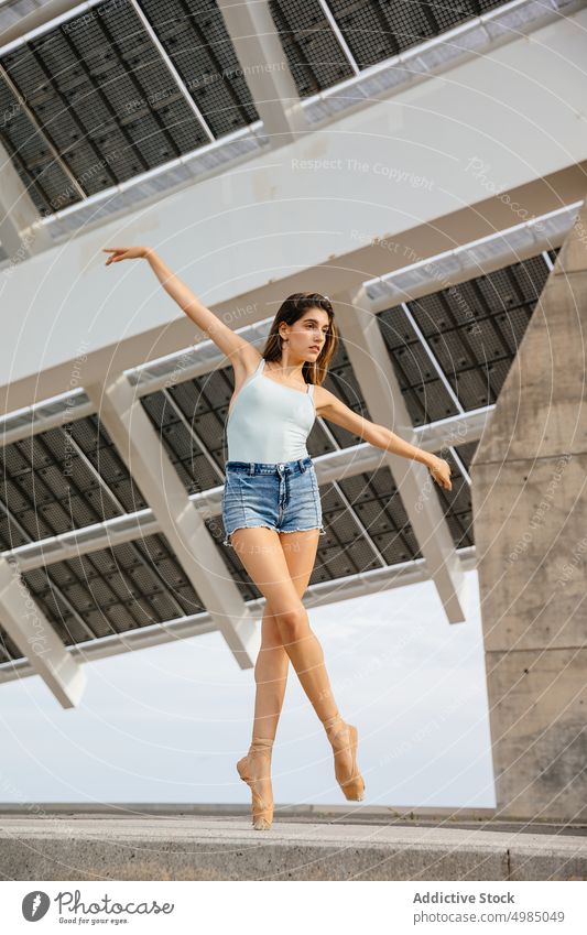 Professionelle Ballett-Tänzerin Balletttänzer Großstadt Ballerina Frau Straße Dame Tanzen Kunst Barcelona Kleid schön Schönheit jung Person Mädchen Kaukasier