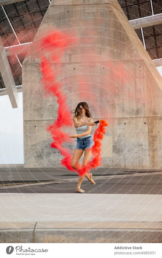 Professionelle Ballett-Tänzerin Balletttänzer Ballerina Tanzen Kunst Rauch Bombe Mädchen Frau Farbe im Freien jung Hintergrund Erwachsener Beteiligung rot Spaß