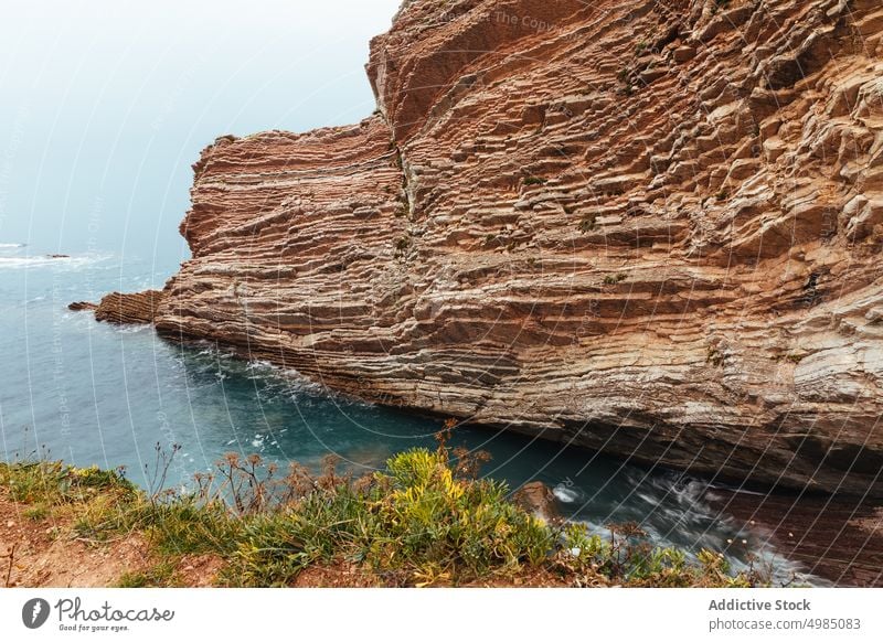 Felsige Landschaft an der Küste von Zumaia Basken Spanien Flysch MEER Meer Natur felsig Geologie Stein Felsen Ufer Küstenlinie Klippe Strand Hintergrund