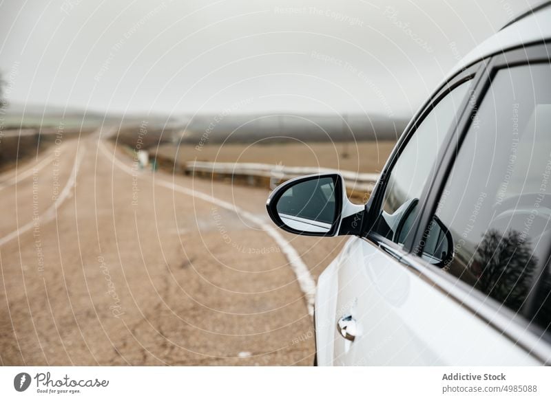 Außenspiegel eines Autos auf der Straße PKW Ausflug Spiegel Bewegung bewegend Ansicht Autobahn Laufwerk Automobil Rennen im Freien Fahrer horizontal hoch