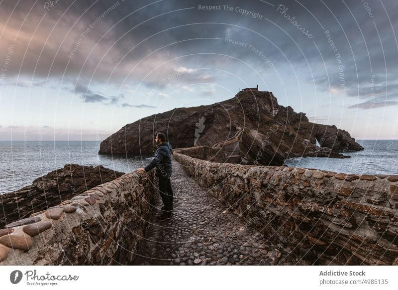 Reisende auf der Insel San Juan de Gaztelugatxe Reisender Mann Tourist Basken Land san Spanien blau Himmel Natur Bermeo Wasser reisen Landschaft euskadi MEER