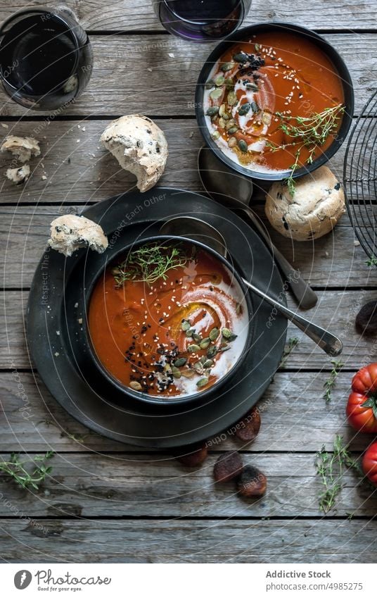 Servierte Suppe in Schalen auf dem Tisch mit Gemüse Sahne Tomate serviert Layout Saatgut Aprikosen Holz getrocknet lecker Mahlzeit Brot Ernährung Brötchen