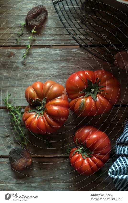 Reife Tomaten auf dem Tisch reif rot rustikal kulinarisch Layout Holz Gemüse Kraut Serviette Abendessen lecker Bestandteil Vegetarier gestreift Vitamin Veganer