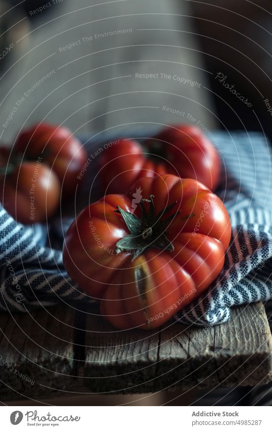 Reife Tomaten auf dem Tisch reif rot rustikal kulinarisch Layout Holz Gemüse Kraut Serviette Abendessen lecker Bestandteil Vegetarier gestreift Vitamin Veganer